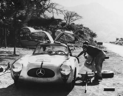 Resounding end to the 1952 season: The Mercedes-Benz 300 SL finished the 
last race of the 1952 season with a superb first and second place - the Carrera Panamericana proved triumphant for the 
300 SL, finishing winner and runner-up after 3,100 kilometres of racing. Pictured here is Karl Klings winning car. 
(copyright image)