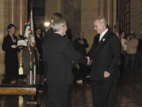 Prof. Dr. rer. nat. 
Martin Winterkorn, Chairman of 
the AUDI AG Board of Management, 
yesterday received an important 
national award at the Hungarian 
parliament in Budapest