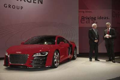 Geneva Motor Show 2008: Rupert Stadler, chairman of the board of management, Audi AG, and Michael 
Dick (left), member of the board of management technical developement, with the Audi R8 TDI Le Mans