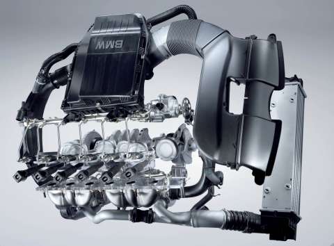 BMW 6 cylinder petrol engine with 
Bi-Turbo and High Precision Injection