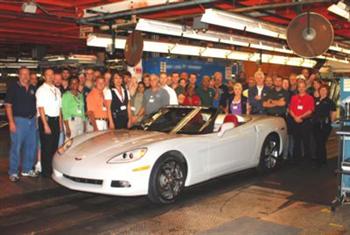 GM Bowling Green Assembly employees pose with the 1,500,000th Corvette, a 2009 
Corvette Convertible (copyright image)