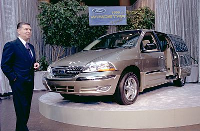 Alex Trotman 
unveils a 1999 Ford Windstar 
at a Ford Shareholder's Meeting 
in Cincinnati, Ohio, USA