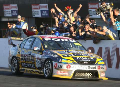Craig Lowndes wins at Bathurst 2006