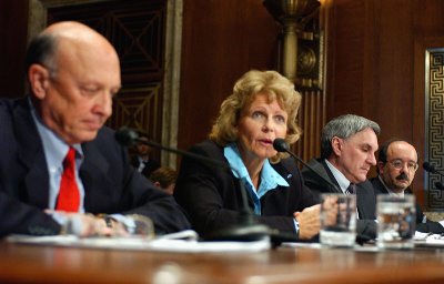 Sue Cischke, Ford vice president 
of environmental and safety engineering 
(second from left)