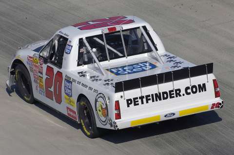 Marcos Ambrose driving his 
Wood Brothers/JTG Motorsport 
Ford F-150 in action at 
Martinsville, Virginia (USA)