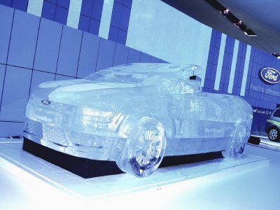 A life-size sculpture 
of the new 
Ford Focus Coup-Cabriolet 
 made entirely of ice.