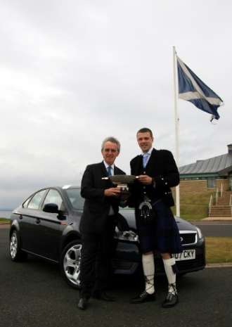 ASMW President Stephen Park (right) presents the 2007 Scottish Car of the Year award to Ian Slater (left), Vice President, 
Communications and Public Affairs, Ford of Europe and Premier Automotive Group