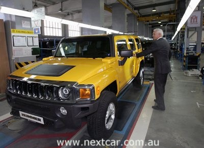 General Motors Vice Chairman 
Bob Lutz steps into a new HUMMER 
H3 before driving it off the 
factory floor at the Avtotor 
plant in Kaliningrad