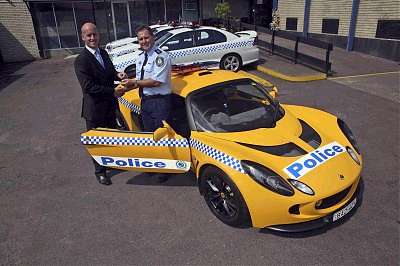 Jon Stretton, Lotus (left) and 
Superintendent Dave Darcy (right) 
with the Lotus Exige