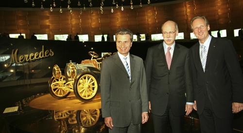 From left: 
Minister-President of the State of Baden-Wrttemberg Gnther H. Oettinger, the 
Chairman of the Board of Management of DaimlerChrysler AG Dr. Dieter Zetsche and 
the mayor of Stuttgart, Dr. Wolfgang Schuster at the opening of Mercedes-Benz World in 
Stuttgart-Untertrkheim