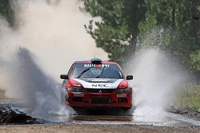 Scott Pedder and 
co-driver Glen Weston 
in the new Team 
Mitsubishi Ralliart 
Lancer Evo IX during 
the Capital Rally