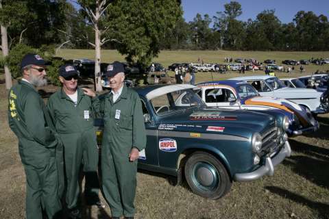 The 1956 winner 
Allen Taylor (right) 
with his crew and 
their Peugoet 403, 
which is competing 
in the 4 week long event