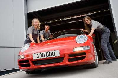 The mechanics: Nora Heinzelmann, 
Patrick Fink and Stefanie Ried (r.-l.) 
present the 100,000th sports car of 
the current 911-Generation (Type 997).