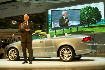 Hans-Olov Olsson, 
Vice President Ford Motor Company, 
President Volvo Cars 
reveals the all new Volvo C70 
at the Frankfurt Motor Show 2005.