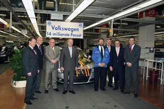 Plant Manager Siegfried Fiebig 
(3rd from left) with his 
team at Volkswagen Emden
