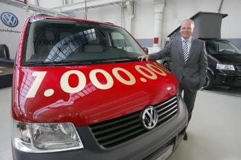 Stephan Schaller with the one millionth T5 Volkswagen Transporter (copyright image)