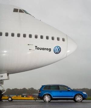 Volkswagen Touareg Tows Jumbo Jet
