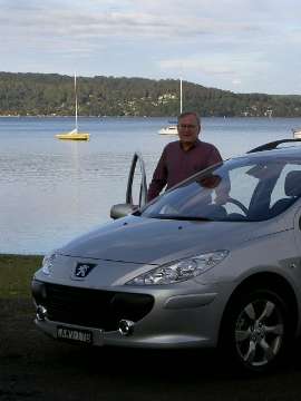 Editor, Stephen Walker, with the 
Peugeot 307 Touring 
 
Click on the image for a larger view